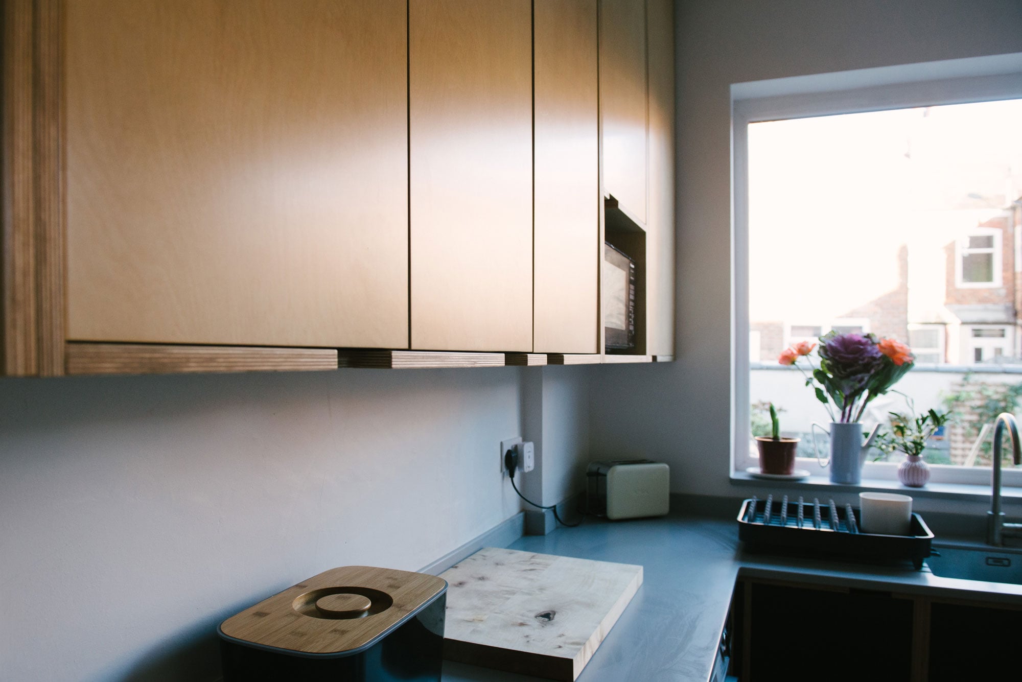 Black-and-Birch-Plywood-Kitchen