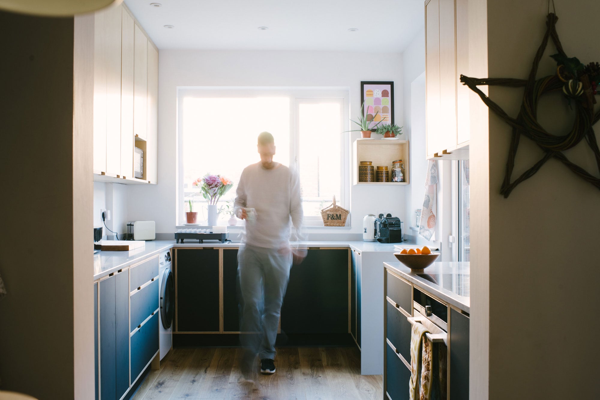 Black-and-Birch-Plywood-Kitchen