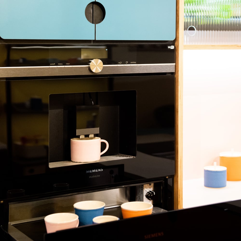 Integrated coffee machine and warming drawer