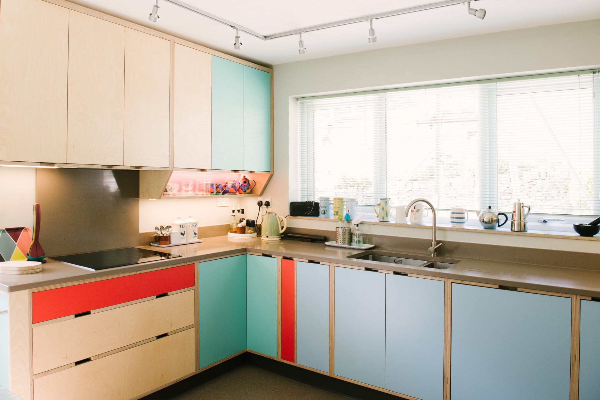 retro kitchen in red and blue