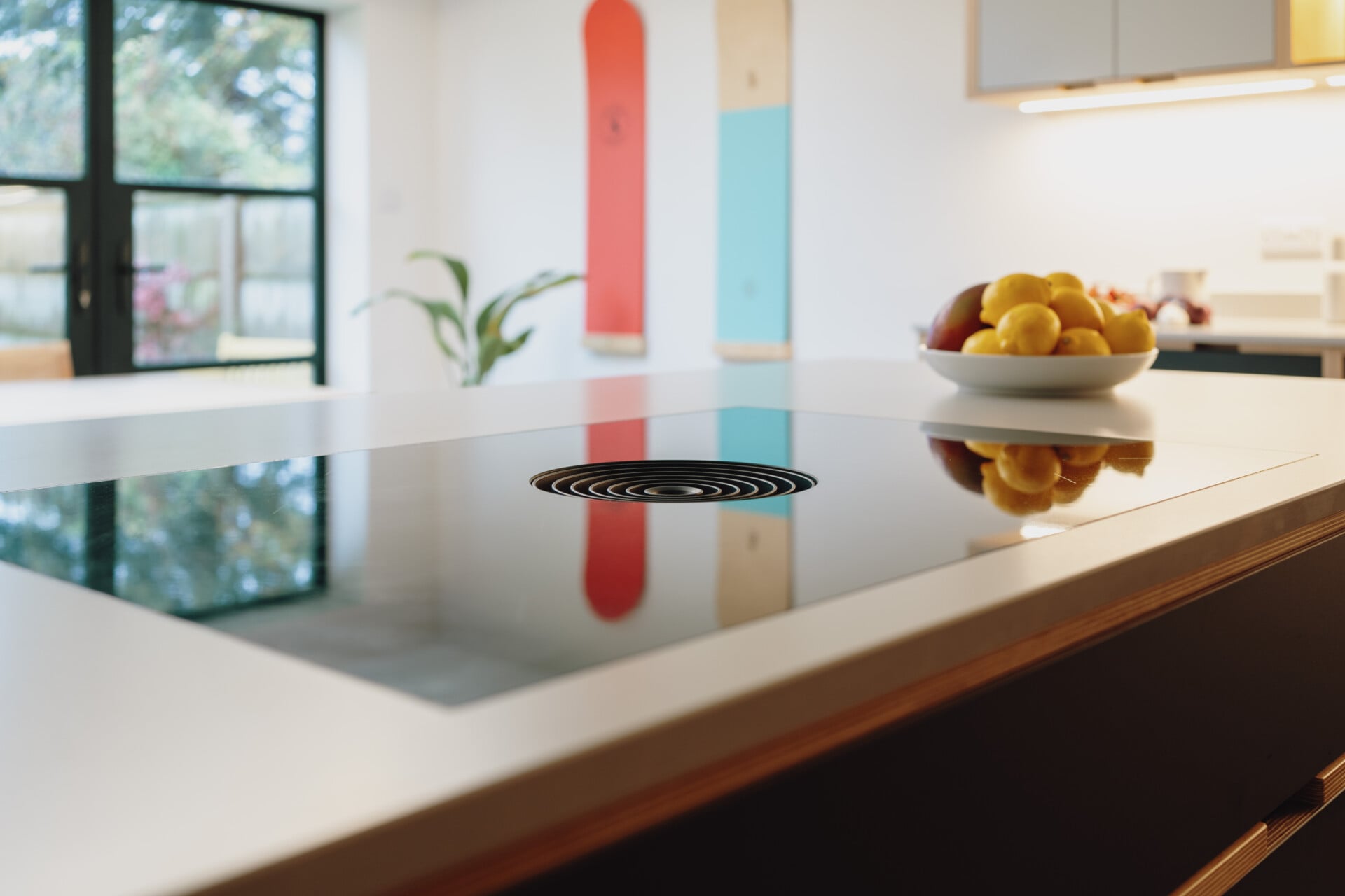 Handleless kitchen island with integrated bora hob