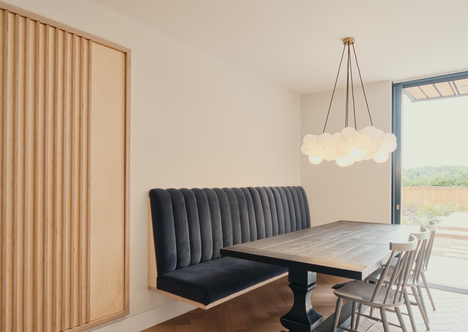 Plywood dining corner with slatted cabinetry