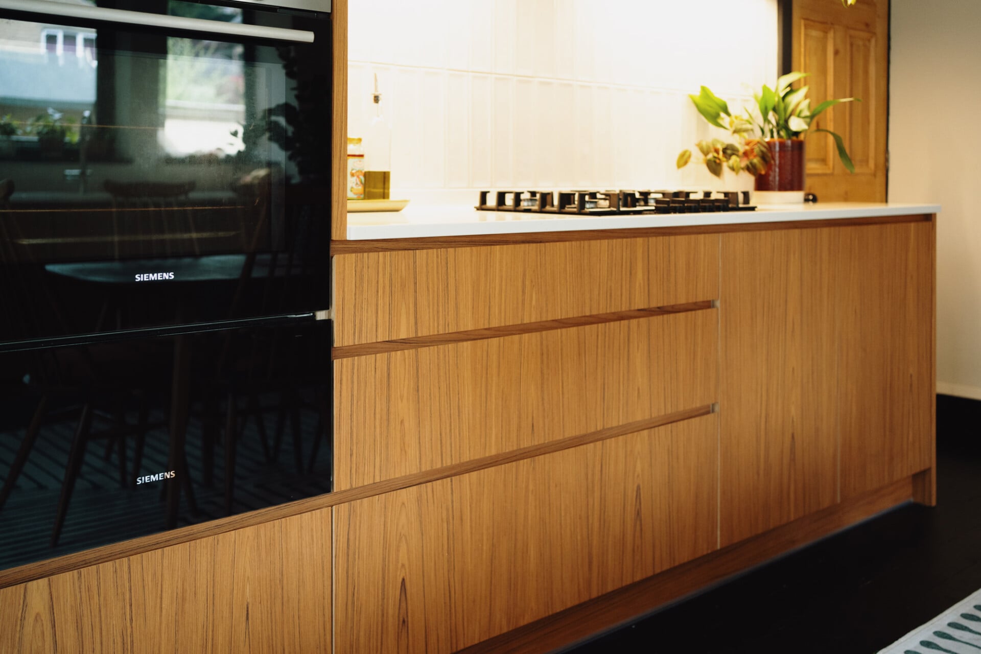 Teak Kitchen - handeless-drawers-black-oven (6)